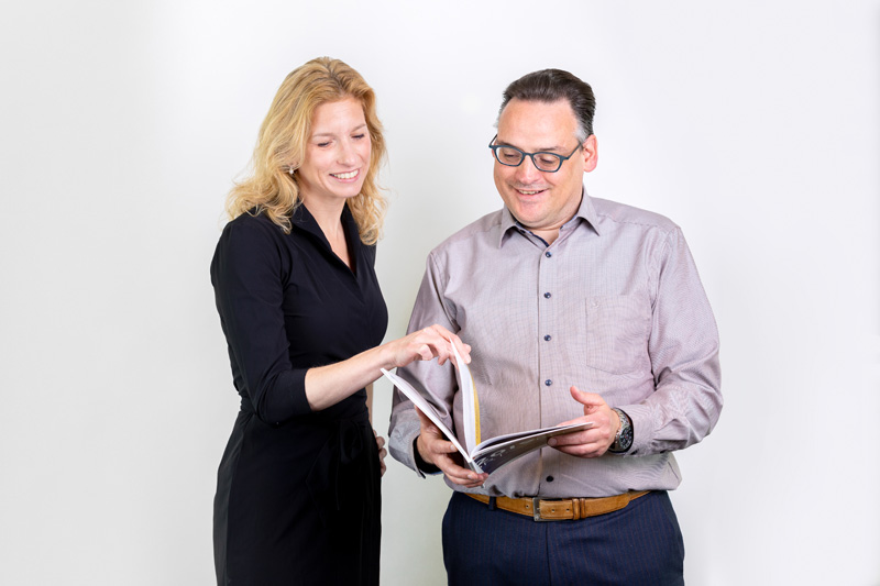 Twee adviseurs van Drechtsteden bekijken samen een brochure